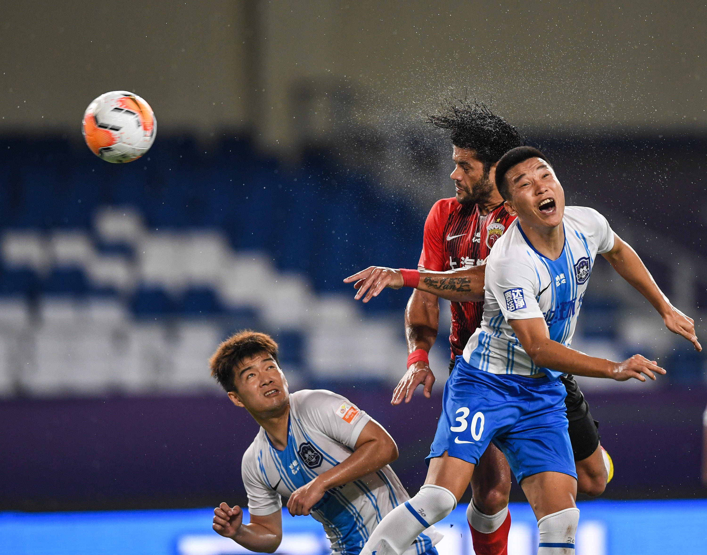 包含对决新意！上港对阵恒大，中超双豪之间战火升腾的词条