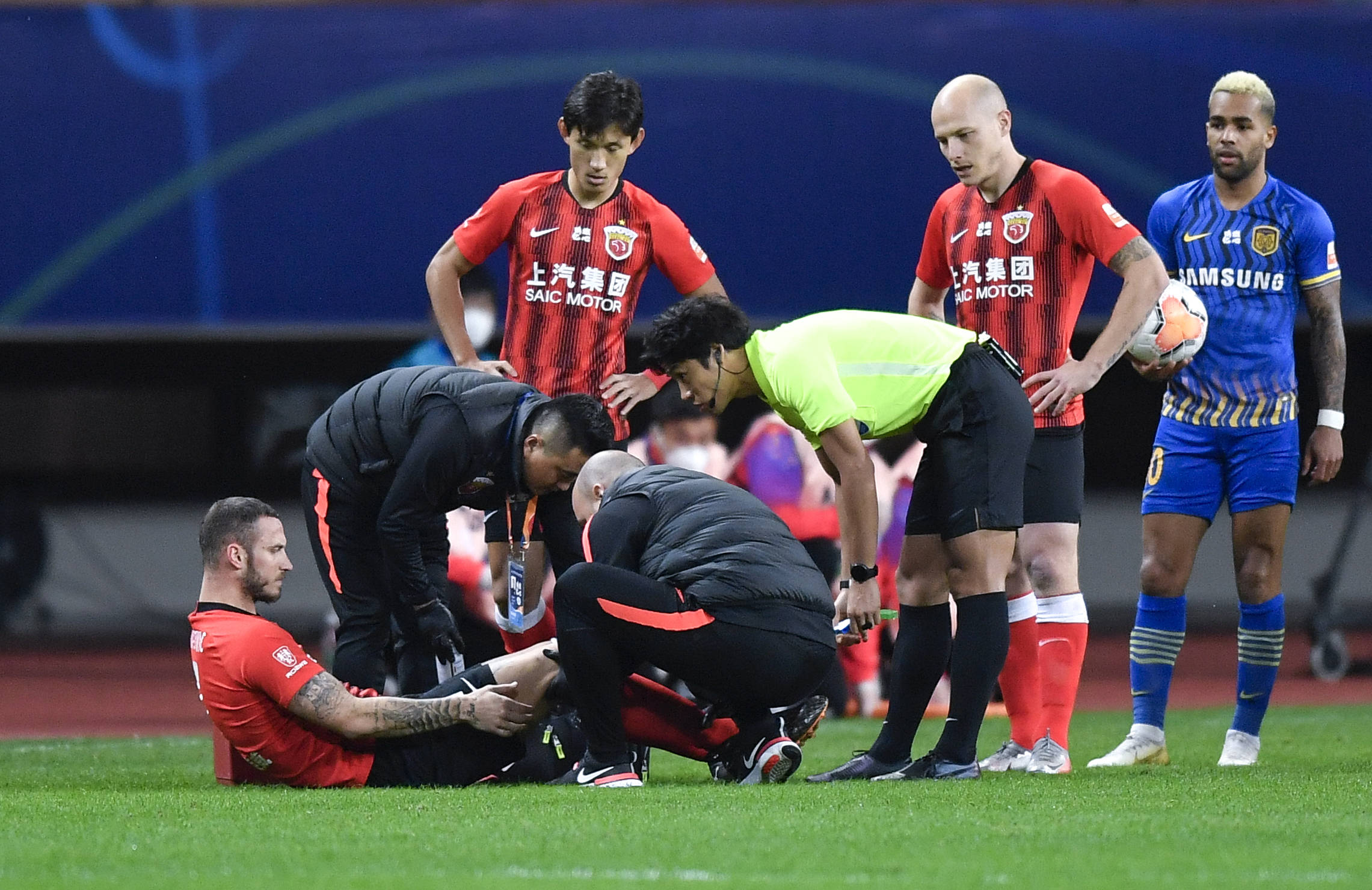 包含对决新意！上港对阵恒大，中超双豪之间战火升腾的词条