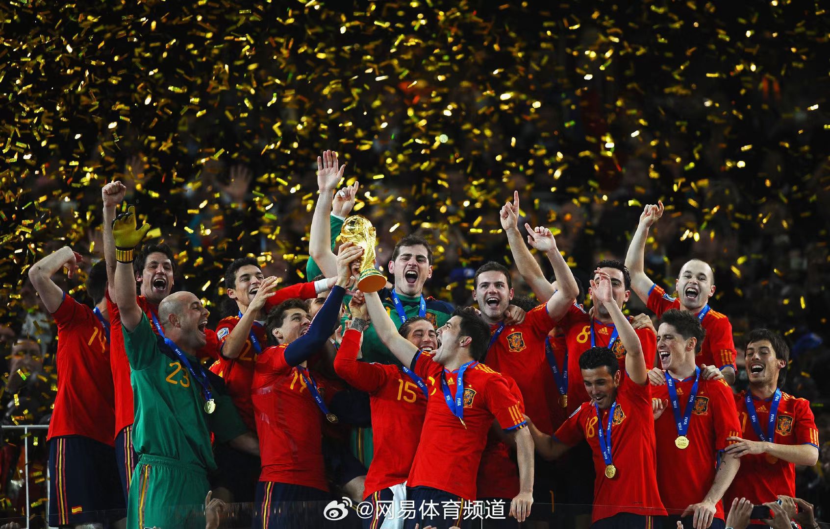 足球比赛中球队突破了困难取得胜利 足球比赛中球队突破了困难取得胜利