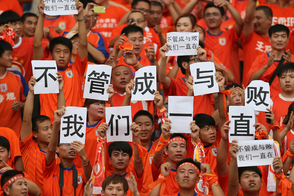 顽强的球队不畏强敌,努力拼搏,夺得胜利 顽强的球队不畏强敌,努力拼搏,夺得胜利