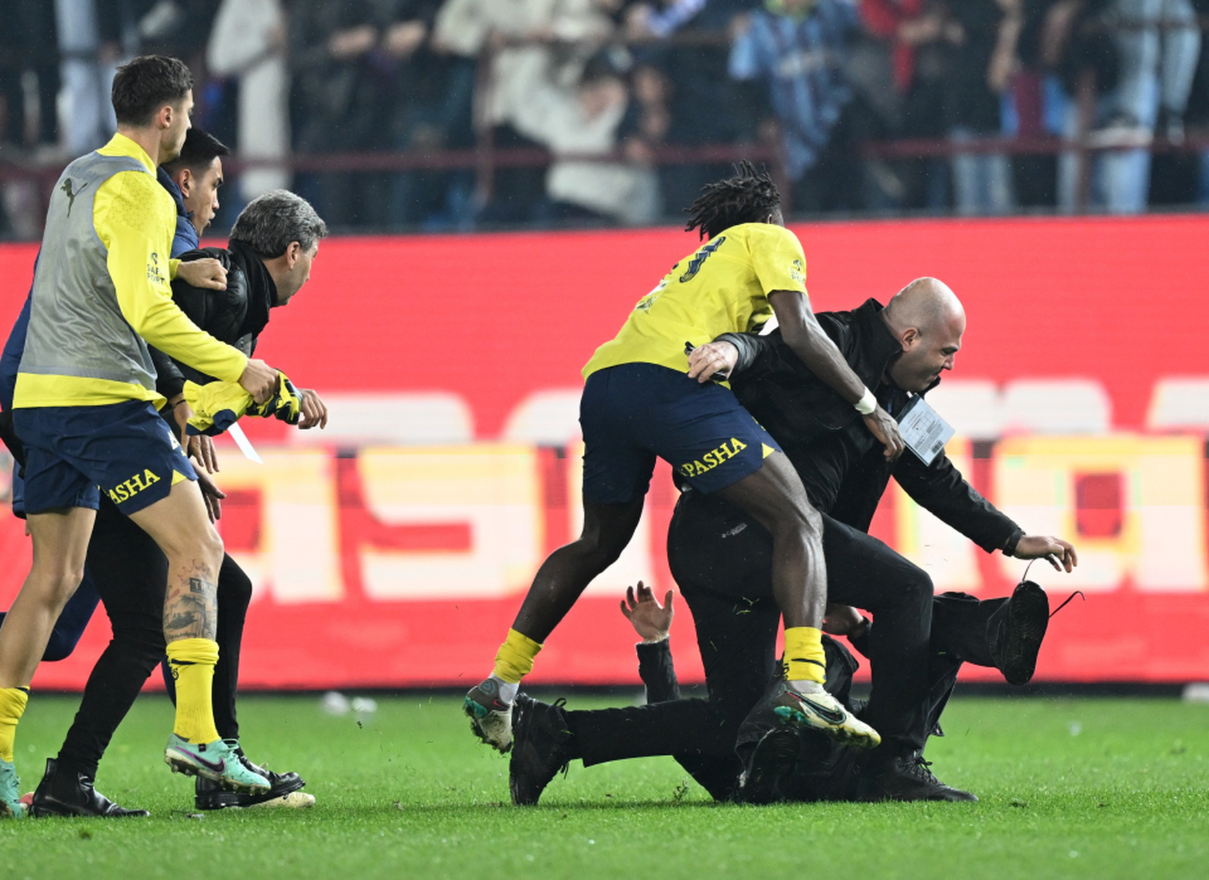 雷厉风行的球员们踢出了精彩表现