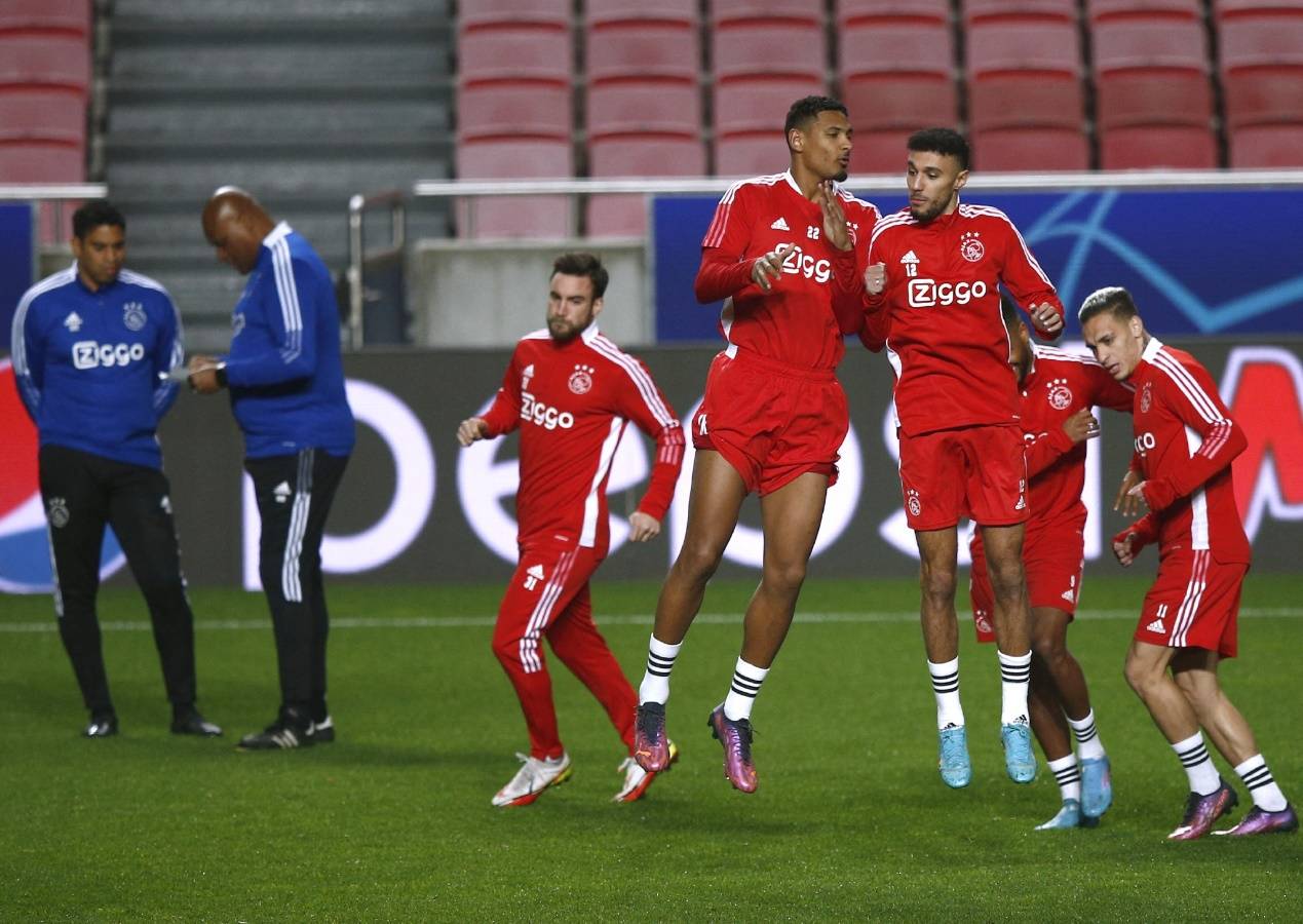 阿贾克斯凭借传球技术,打破对手防线 阿贾克斯凭借传球技术,打破对手防线