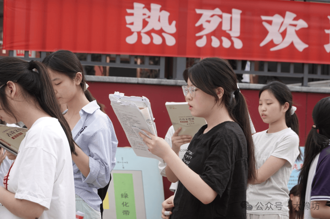 西珲球队全力以赴，争分夺秒攻占制高点