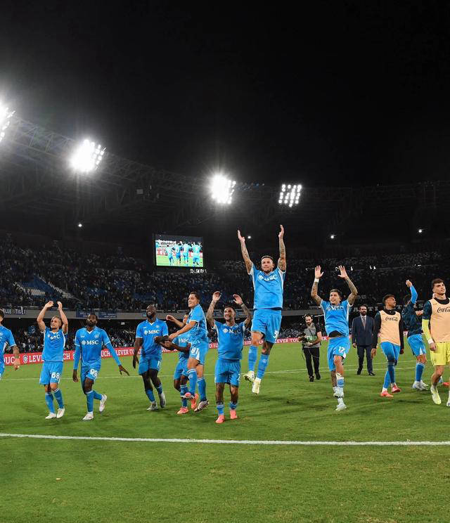 关于那不勒斯球员表现出色，助球队升至积分榜首的信息