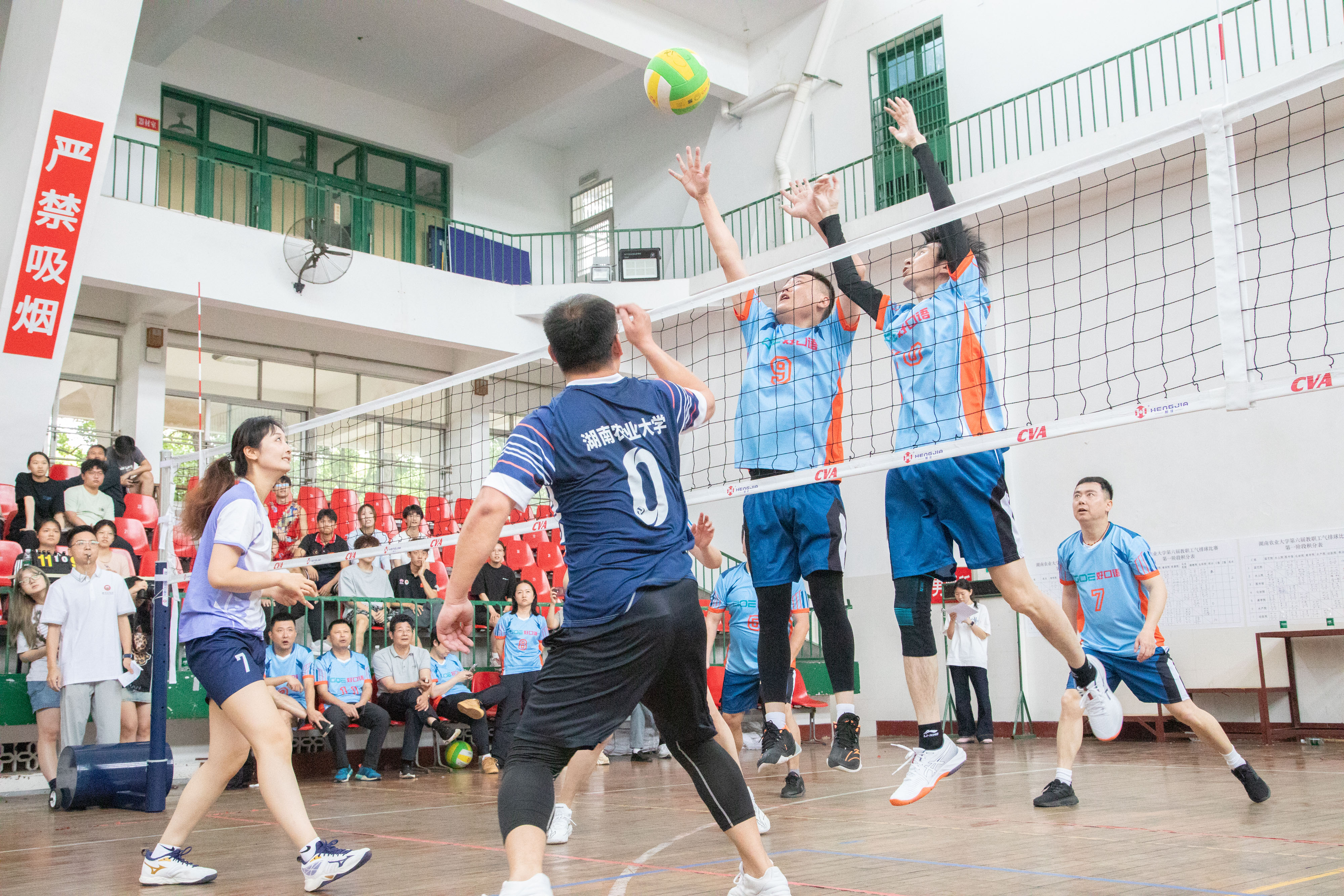 队员们意气风发，精神气势高涨