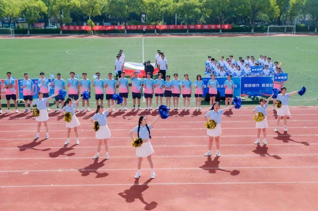 队员们意气风发，精神气势高涨