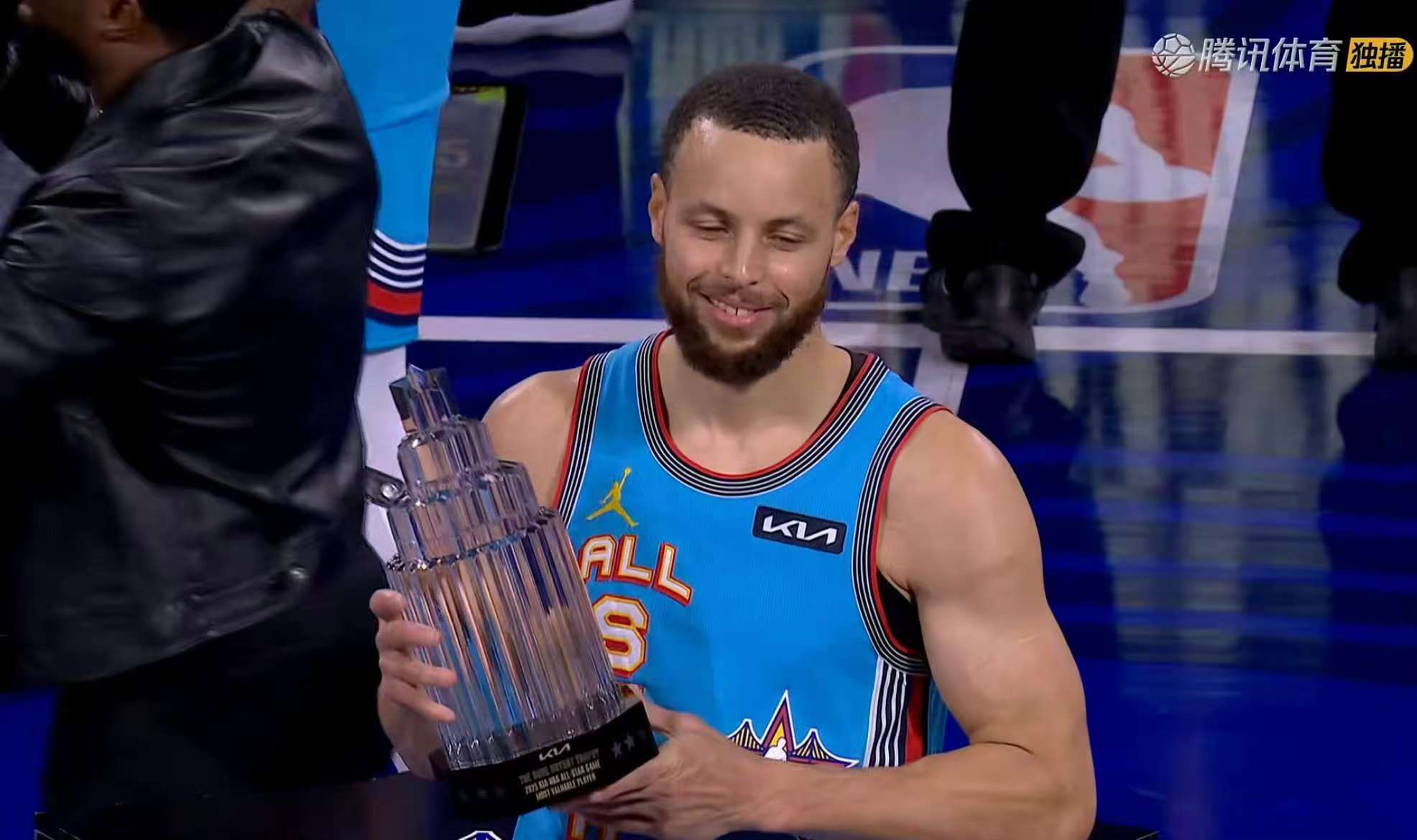 包含今晚焦点：库里夺冠，赛后采访的词条