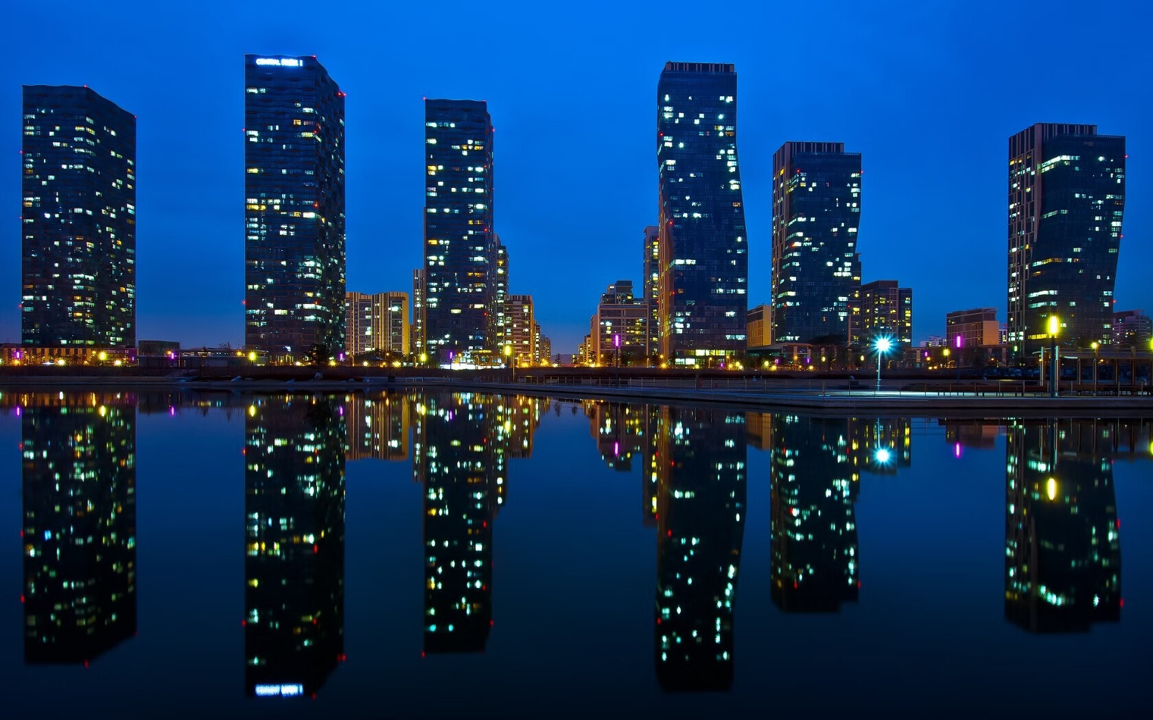 绿茵分秒间，硝烟血拼中，德布劳内与阿尔及利亚的两种爆发