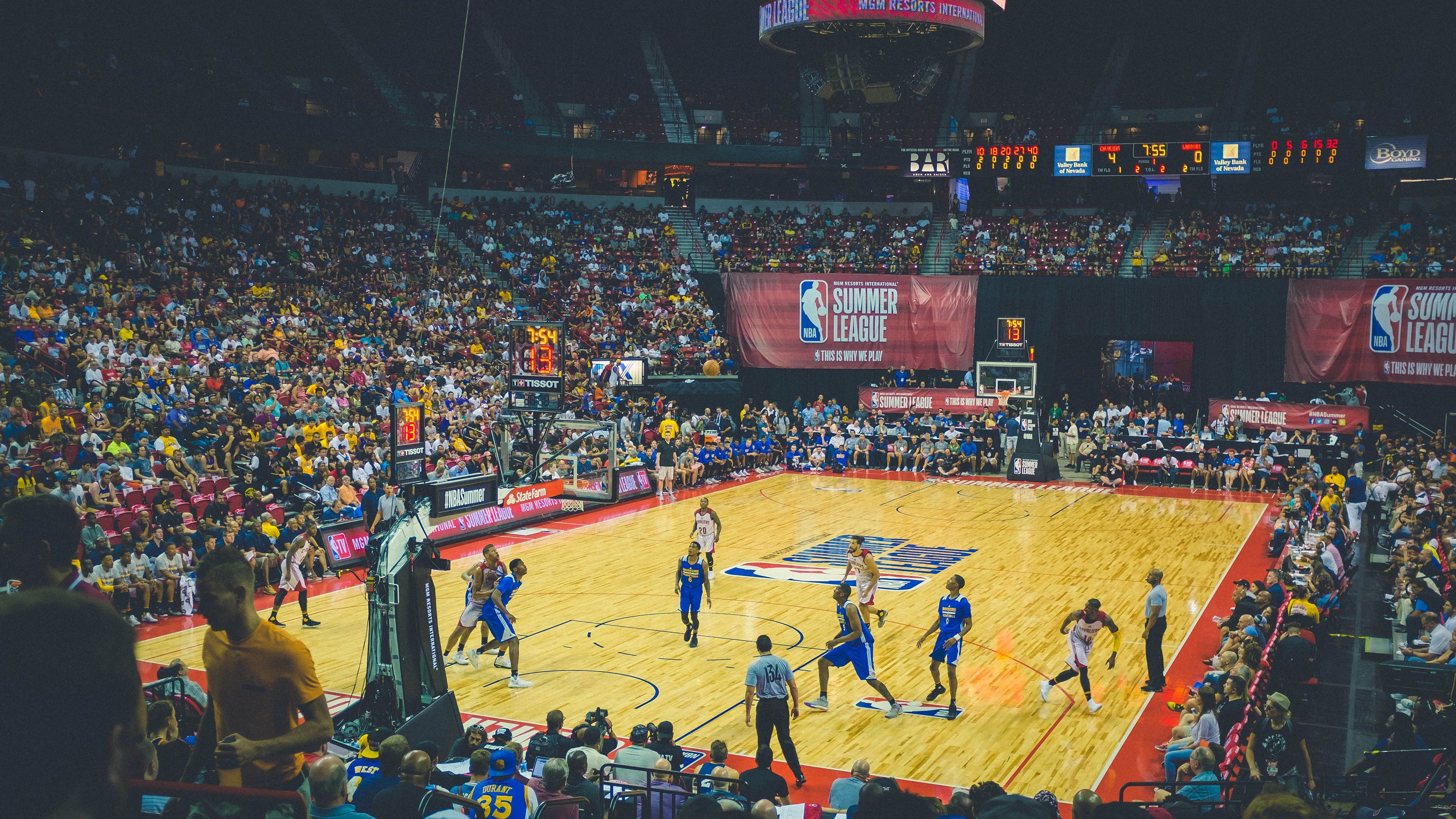 米切尔关键先生力挽狂澜，雄鹿主场血洗猛龙挺进东决